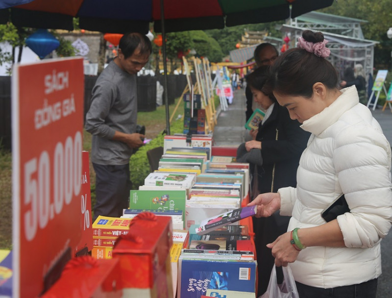 Đường sách tấp nập du khách sau khi trời ngớt mưa, hửng nắng