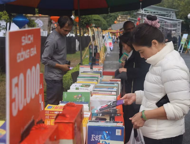 Đường sách tấp nập du khách sau khi trời ngớt mưa, hửng nắng