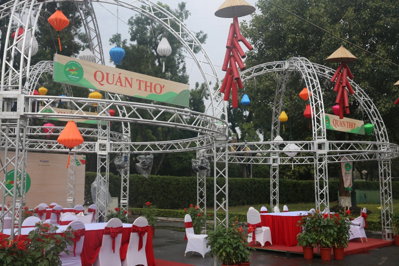 Quán thơ-nơi nhà thơ và công chúng giao lưu trở nên vắng vẻ vì thời tiết không thuận lợi