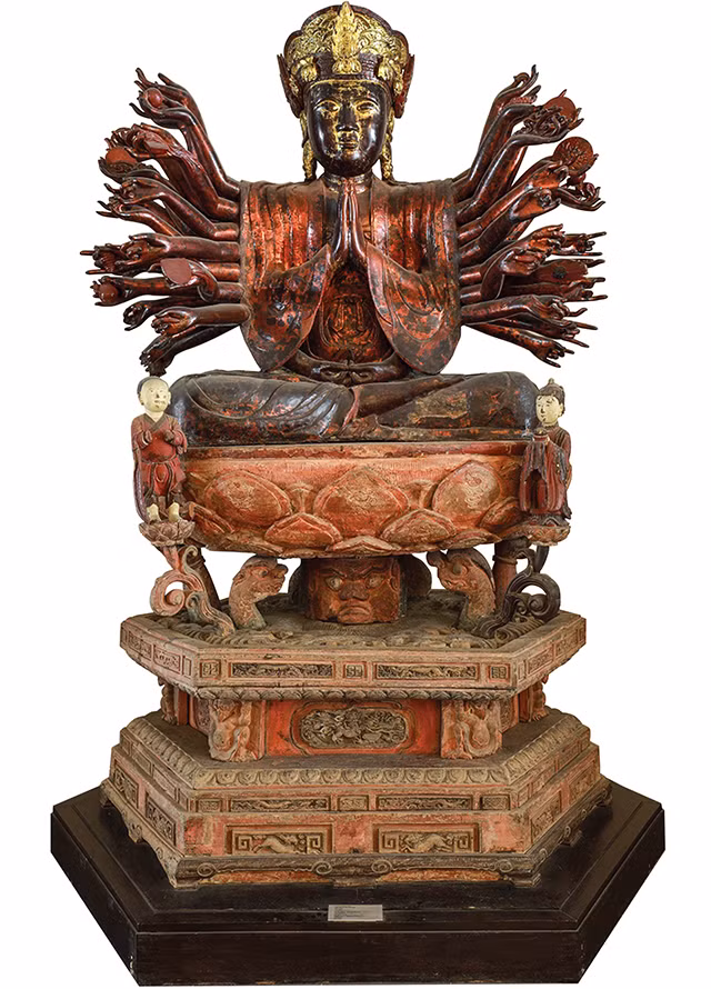 Phật bà Quan Âm, chùa Hội Hạ, tỉnh Vĩnh Phúc, Thế kỷ XVI, gỗ phủ sơn, 314x215x157(cm). Tác phẩm được công nhận Bảo vật Quốc gia năm 2013. Ảnh: Trần Trung Hiếu