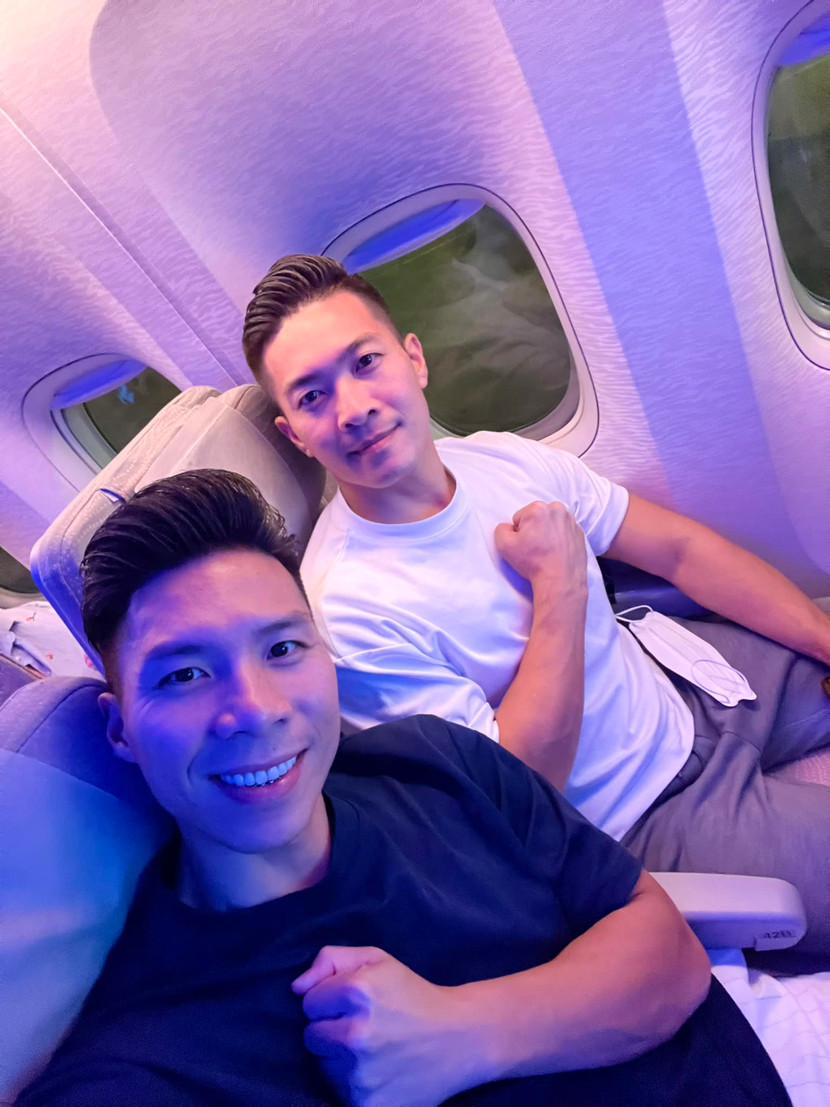 Quốc Cơ, Quốc Nghiệp trên chuyến bay sang Italia Quốc Cơ, Quốc Nghiệp trên chuyến bay sang Italia