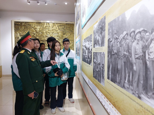 Đại biểu và các em học sinh tham quan triển lãm Đại biểu và các em học sinh tham quan triển lãm