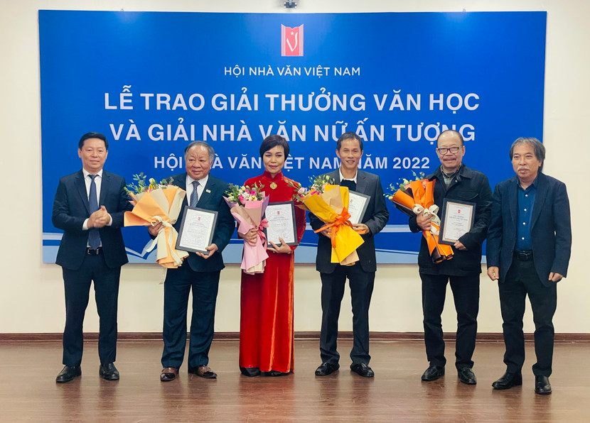 BTC trao giải thưởng cho các tác giả đoạt Giải thưởng Hội Nhà văn Việt Nam 2022