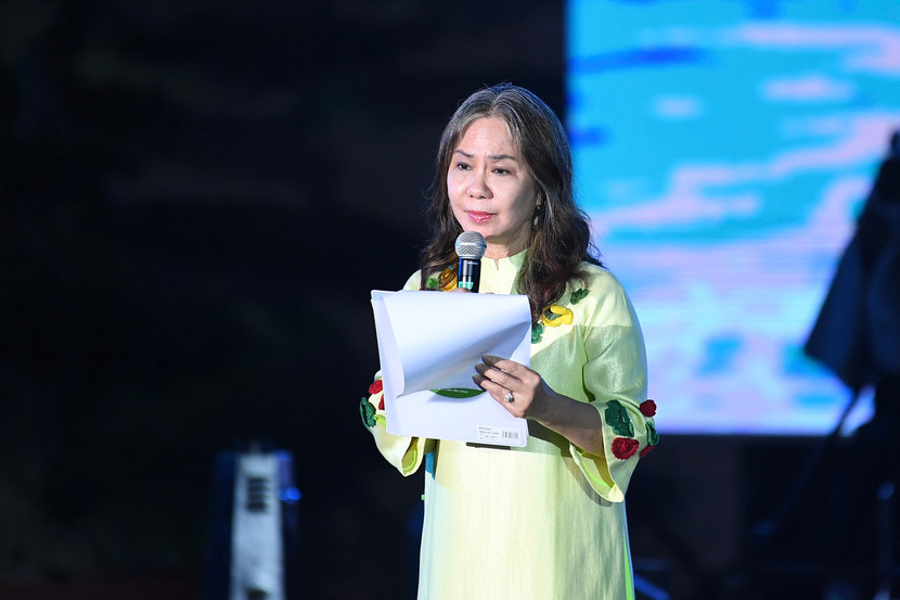 Một nghệ sĩ trình diễn trong đêm thơ Một nghệ sĩ trình diễn trong đêm thơ