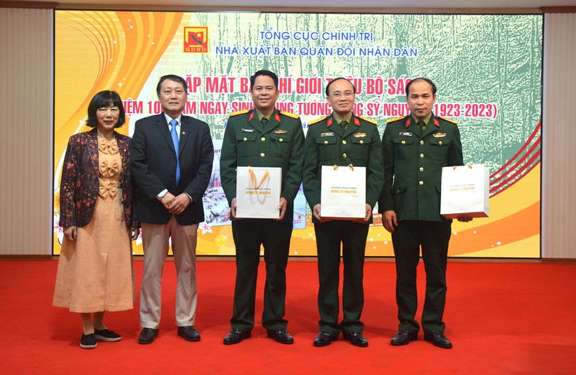 Đại diện gia đình Trung tướng Đồng Sỹ Nguyên trao bộ sách tặng lãnh đạo Nhà xuất bản Quân đội nhân dân.