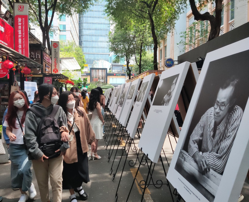 Khách tham quan triển lãm ảnh Khách tham quan triển lãm ảnh