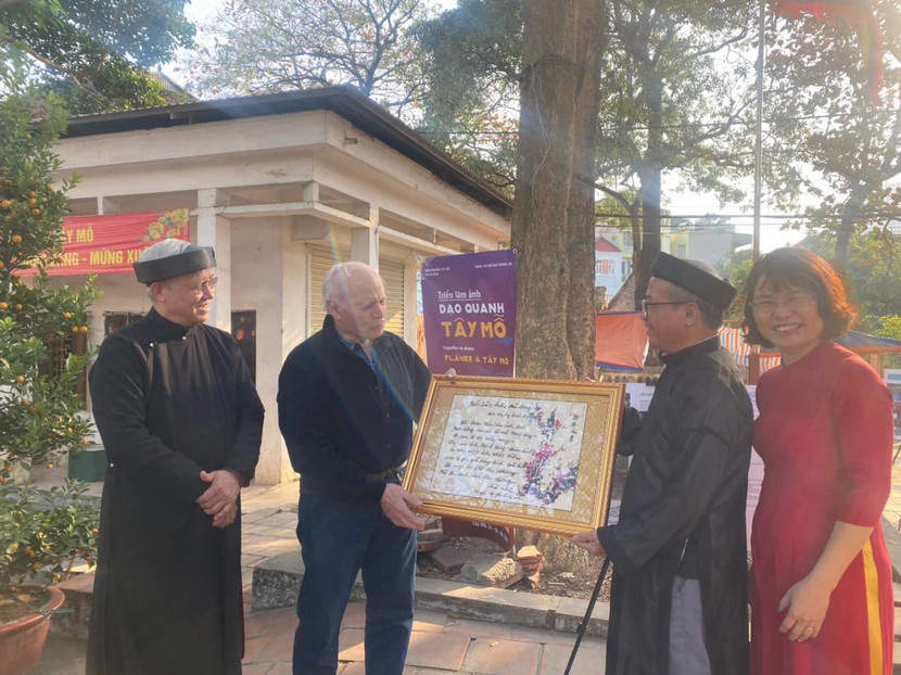 Nhiếp ảnh gia Daniel Frydman (người thứ hai từ trái sang) nhận bài thơ mà bà con Tây Mỗ tặng ông làm quà kỉ niệm