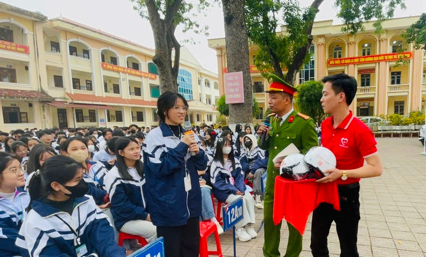 Một trong những phần được mong chờ nhất là gameshow “Ai là tỷ phú” với kiến thức giao thông, nơi các em vừa chơi vừa học, trả lời câu hỏi và nhận phần quà của BTC qua các tình huống thực tế.