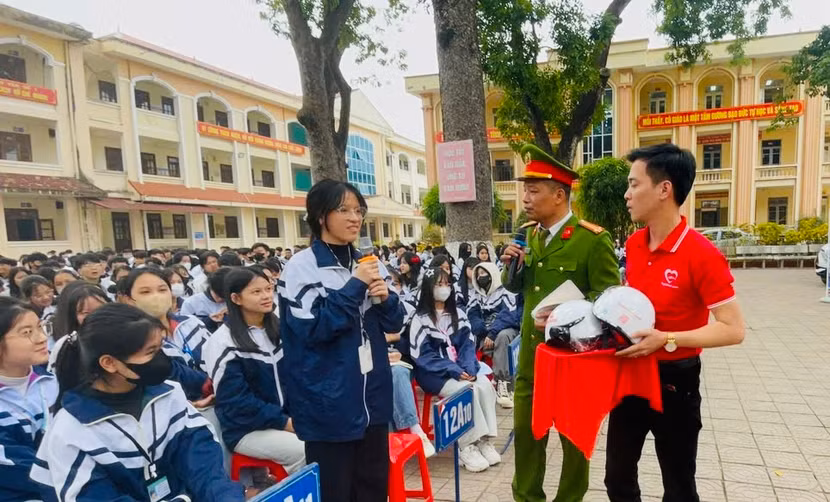 Một trong những phần được mong chờ nhất là gameshow “Ai là tỷ phú” với kiến thức giao thông, nơi các em vừa chơi vừa học, trả lời câu hỏi và nhận phần quà của BTC qua các tình huống thực tế.