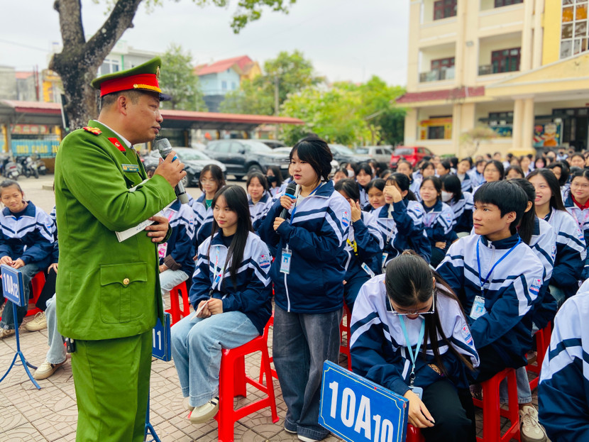 Các học sinh hứng khởi xung phong tham gia buổi tọa đàm