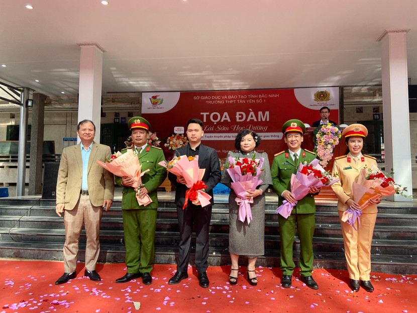 Nhà trường cảm ơn sự hỗ trợ từ phía BTC chương trình &quot;Lái sớm học đường&quot;