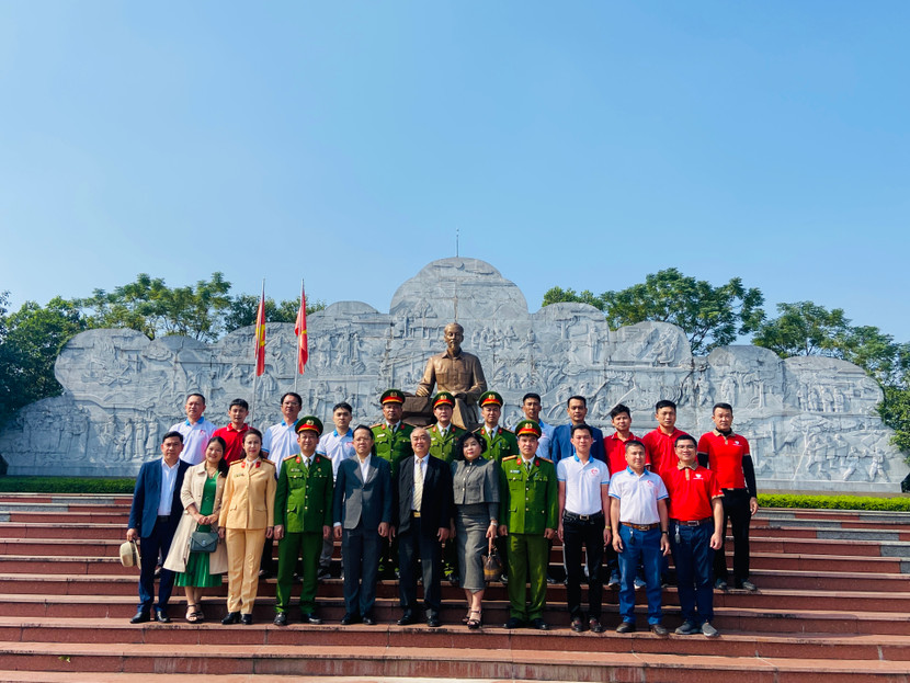 Ngay sau chương trình, đoàn công tác đã tới dâng hương tại Đền thờ Chủ tịch Hồ Chí Minh trong Khu di tích lưu niệm Bác Hồ (xã Nhã Nam, tỉnh Bắc Ninh) – nơi khởi nguồn của “Sáu điều Bác Hồ dạy CAND”.