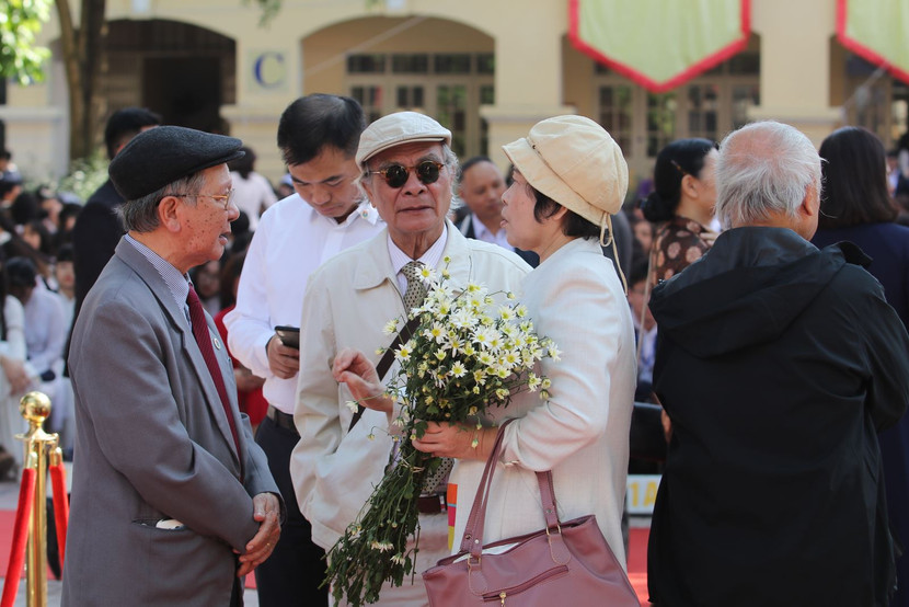 Trong không khí của ngày trở về, nhiều thế hệ học sinh không giấu được niềm vui, sự xúc động khi gặp lại nhau trong ngày hội trường, hội khóa, hội lớp Trong không khí của ngày trở về, nhiều thế hệ học sinh không giấu được niềm vui, sự xúc động khi gặp lại nhau trong ngày hội trường, hội khóa, hội lớp