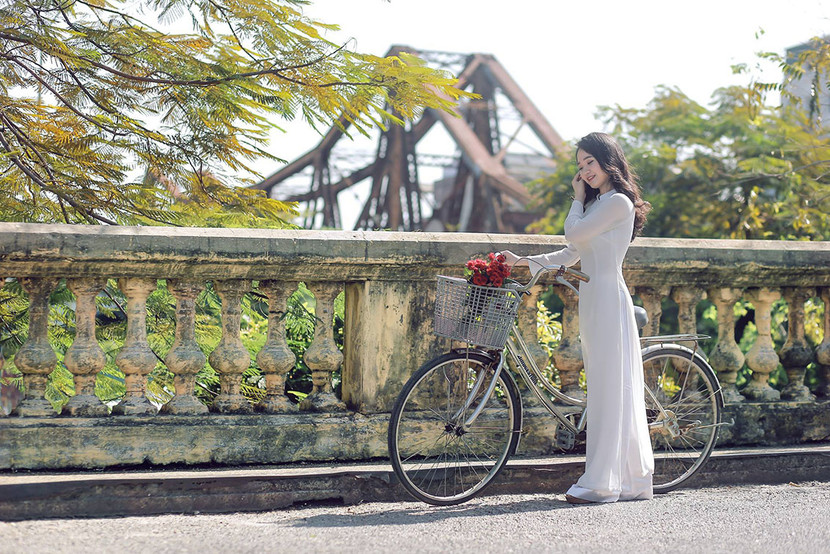 Áo dài theo thời gian có rất nhiều biến thể, nhưng nguyên lý hai vạt áo và cách cài khuy cạnh vẫn chưa có gì đổi khác