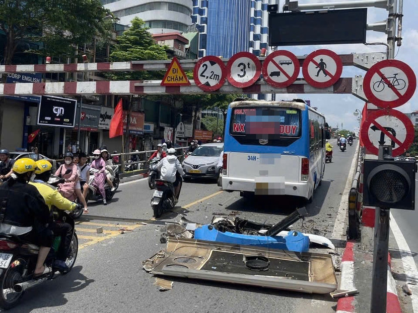 Dù đã có biển báo cấm nhưng do thiếu quan sát, tài xế xe khách vẫn điều khiển phương tiện lên cầu vượt Thái Hà