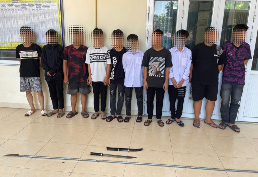 Nhóm thiếu niên mang dao kiếm lạng lách trong đêm ở huyện Ứng Hoà được xác định đều chỉ mới 15, 16 tuổi Nhóm thiếu niên mang dao kiếm lạng lách trong đêm ở huyện Ứng Hoà được xác định đều chỉ mới 15, 16 tuổi