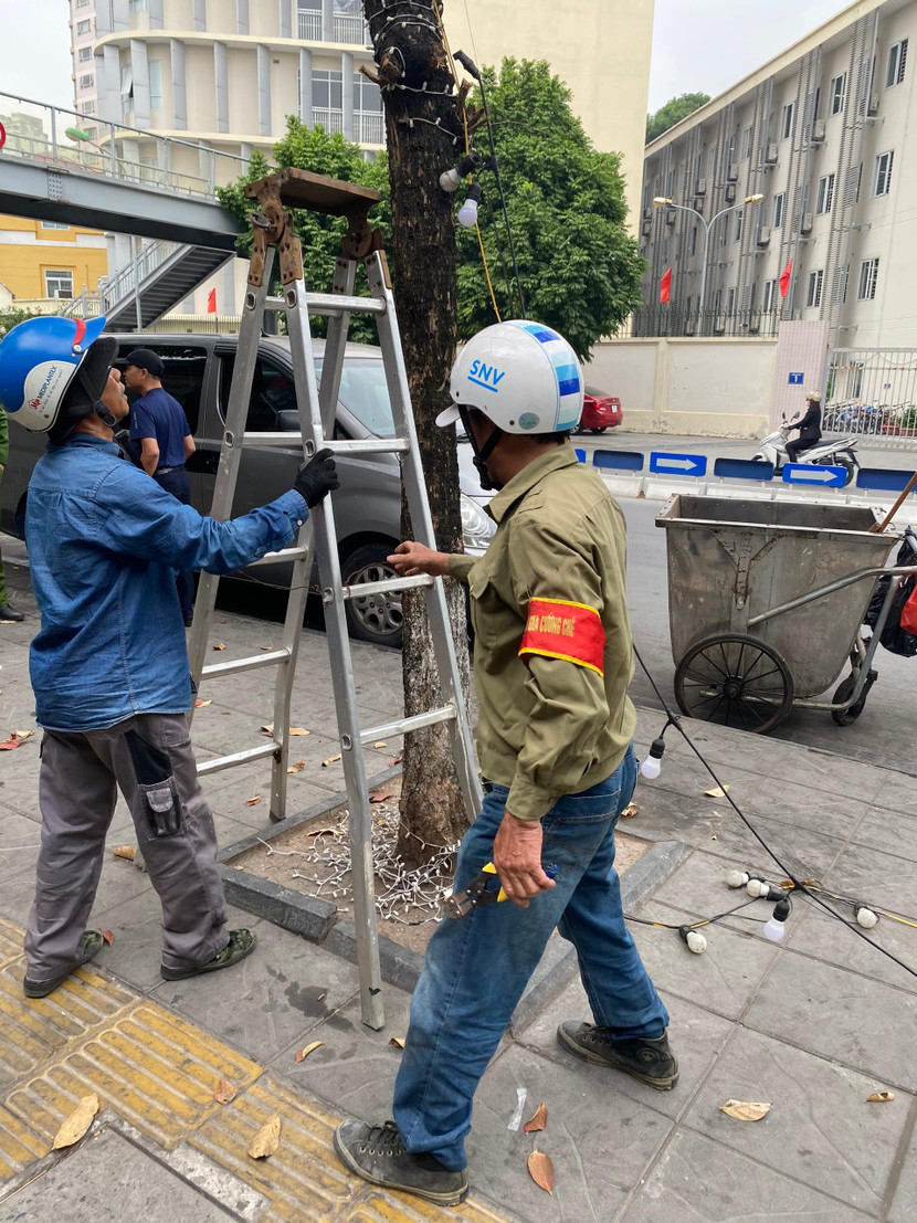 Tháo dỡ toàn bộ các biển, bảng quảng cáo vi phạm