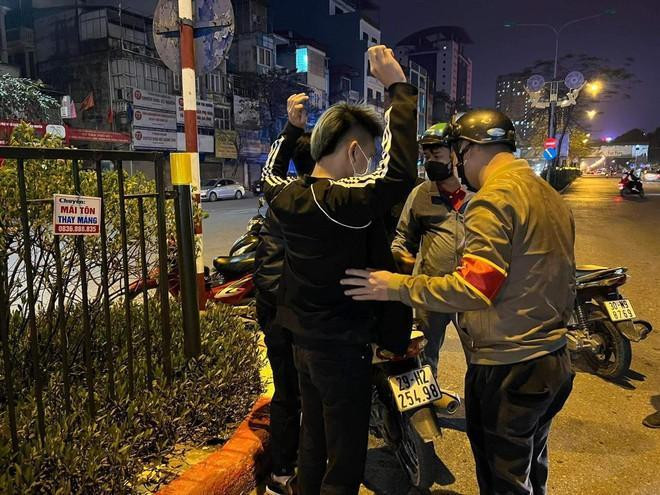 Lực lượng hóa trang mật phục phối kết hợp với các tổ tuần tra công khai chặn giữ, "đón lõng", trấn áp các nhóm đối tượng có dấu hiệu đua xe và cổ vũ đua xe trái phép Lực lượng hóa trang mật phục phối kết hợp với các tổ tuần tra công khai chặn giữ, "đón lõng", trấn áp các nhóm đối tượng có dấu hiệu đua xe và cổ vũ đua xe trái phép