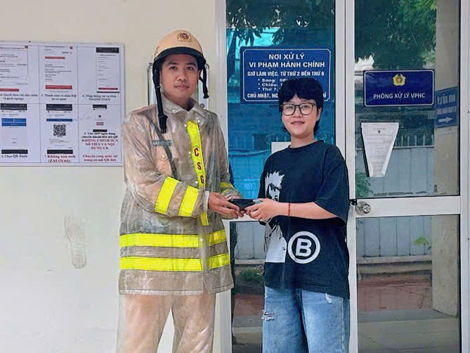 Bất cẩn rơi ví trong lúc mặc áo mưa, nữ chủ nhân của chiếc ví xúc động khi nhận lại tài sản từ tay chiến sĩ cảnh sát giao thông Thủ đô