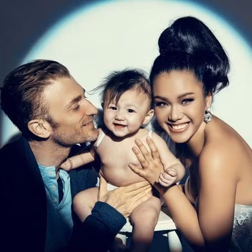 Tổ ấm nhỏ của vợ chồng Phương Vy đã có thêm một cô con gái nhỏ xinh xắn