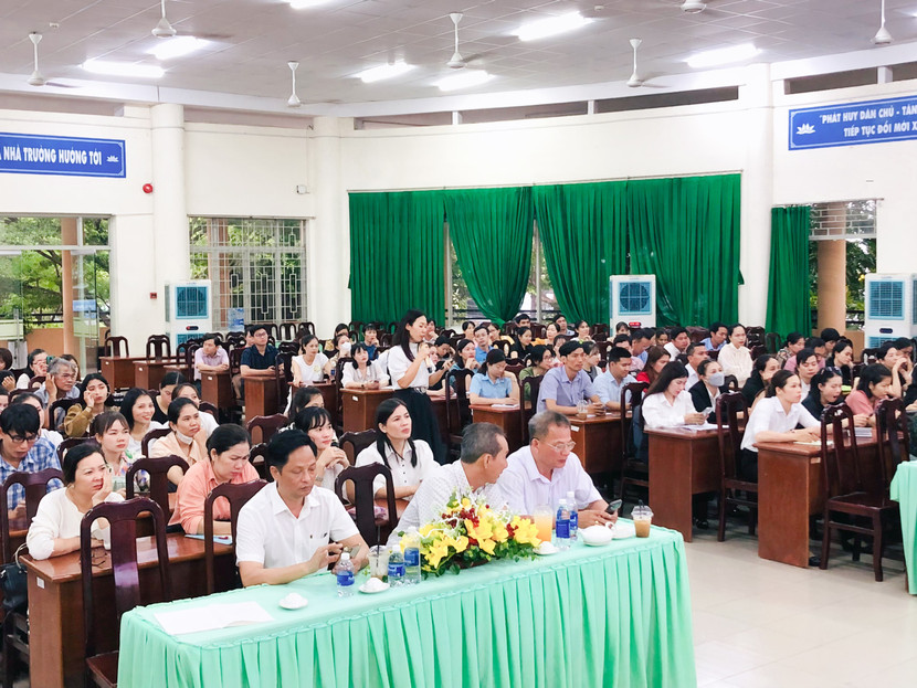 Ban tổ chức hướng dẫn sân chơi "Ý tưởng trẻ thơ" năm học 2023-2024