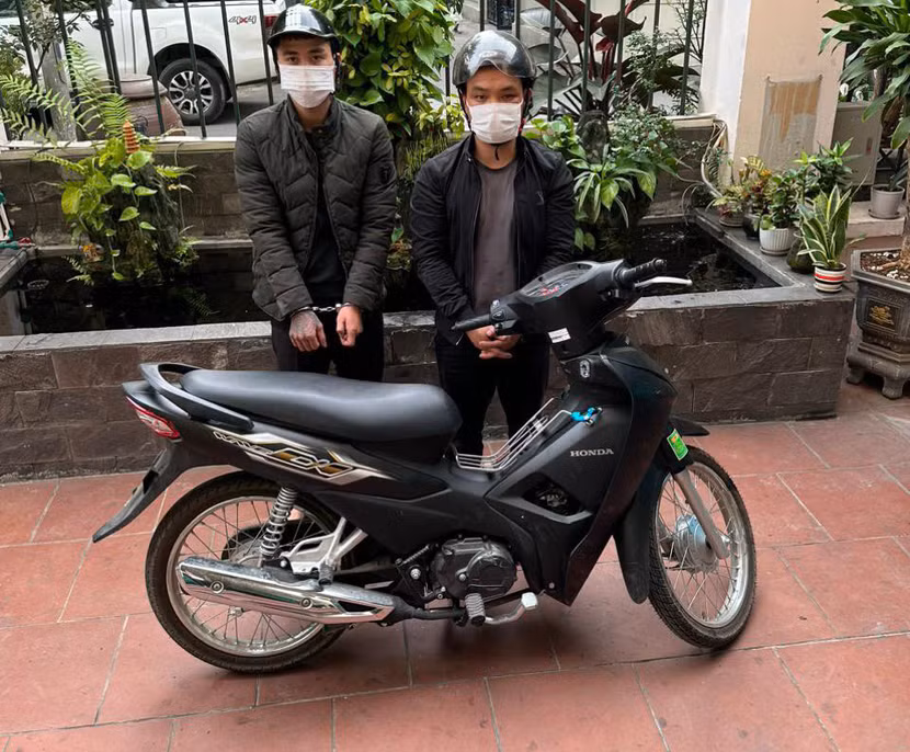 Hai đối tượng bị đưa về trụ sở cùng chiếc xe là tang vật của một vụ trộm trước đó Hai đối tượng bị đưa về trụ sở cùng chiếc xe là tang vật của một vụ trộm trước đó