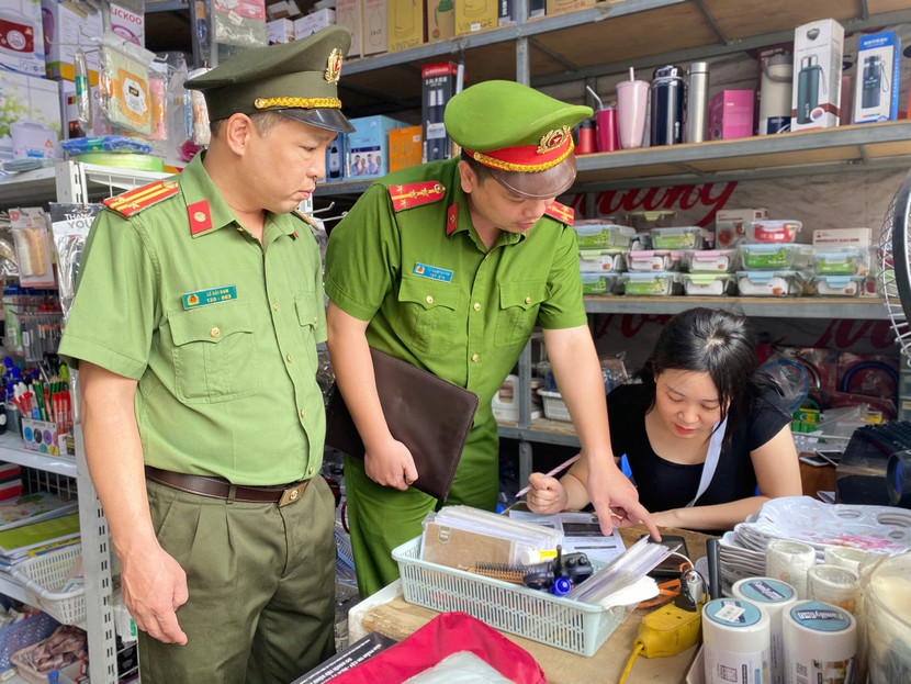 "Đi từng ngõ, gõ từng nhà, rà từng nhân khẩu", Công an phường Quan Hoa đã và đang triển khai quyết liệt đến toàn địa bàn, đảm bảo người dân nắm được chủ trương, tham gia đóng góp ý kiến vào dự thảo