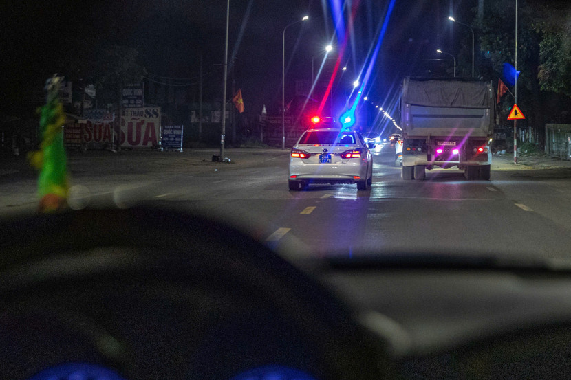 Không chỉ cắm chốt, lực lượng Cảnh sát giao thông còn tổ chức tuần tra lưu động, nhằm kịp thời phát hiện phương tiện vi phạm