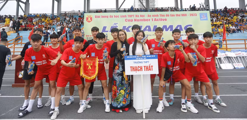 VĐV chạy bền Thanh Vũ - Đại sứ thương hiệu Number 1 của Tân Hiệp Phát chia vui với đội bóng trường THPT Thạch Thất trong ngày khai mạc