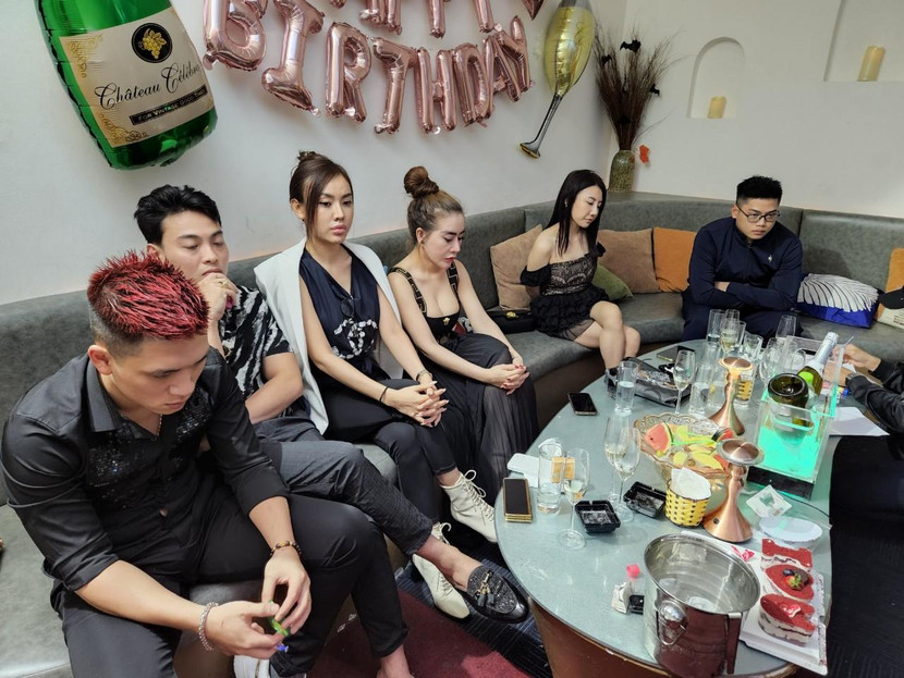 Các đối tượng tham gia tiệc ma túy mừng sinh nhật Giao Linh (ngoài cùng bên trái) Các đối tượng tham gia tiệc ma túy mừng sinh nhật Giao Linh (ngoài cùng bên trái)