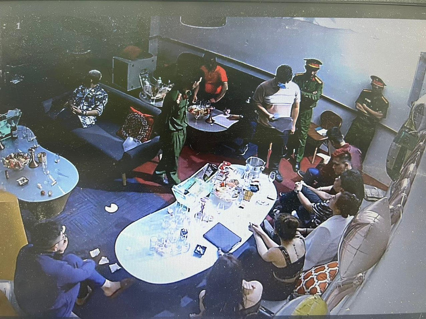 Lực lượng công an bất ngờ đột kích quán bar lúc rạng sáng Lực lượng công an bất ngờ đột kích quán bar lúc rạng sáng