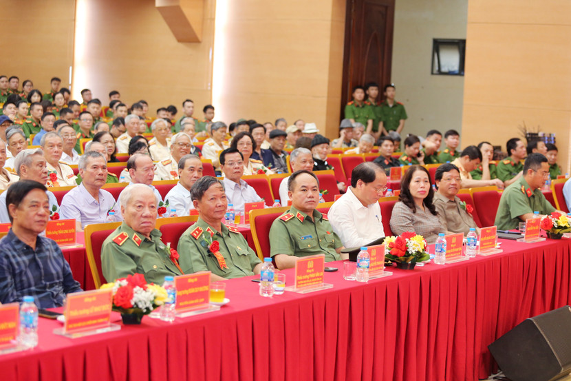 Công an Hà Nội trang trọng tổ chức gặp mặt cán bộ chi viện chiến trường miền Nam thời kỳ kháng chiến chống Mỹ cứu nước Công an Hà Nội trang trọng tổ chức gặp mặt cán bộ chi viện chiến trường miền Nam thời kỳ kháng chiến chống Mỹ cứu nước