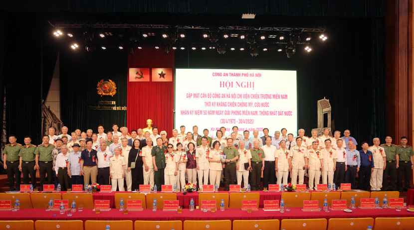 Ban Giám đốc CATP Hà Nội chụp ảnh lưu niệm cùng cán bộ Công an Thủ đô chi viện cho chiến trường miền Nam Ban Giám đốc CATP Hà Nội chụp ảnh lưu niệm cùng cán bộ Công an Thủ đô chi viện cho chiến trường miền Nam