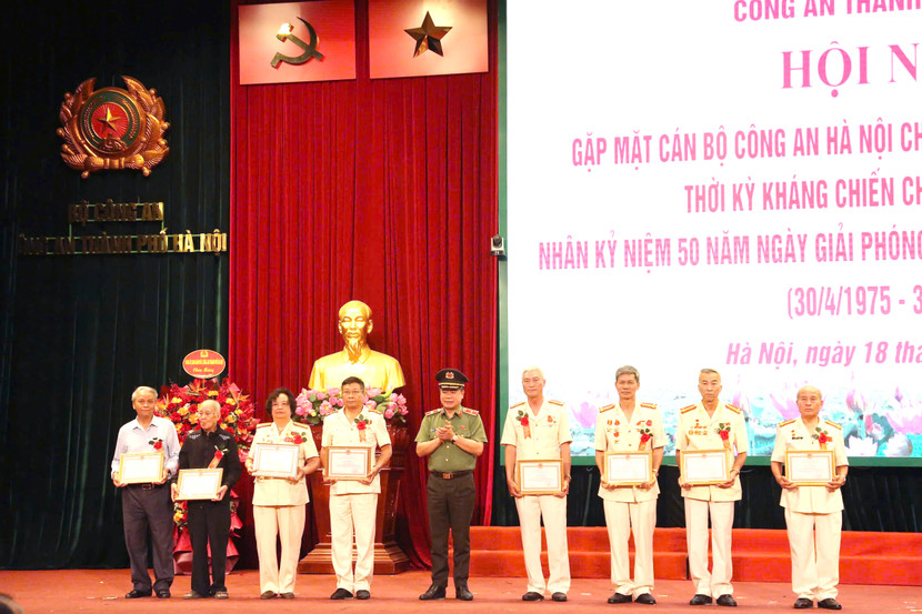 Giám đốc CATP Hà Nội trao quyết định khen thưởng đối với 18 đồng chí có nhiều đóng góp trong hoạt động của Ban liên lạc chiến trường B, C, K Giám đốc CATP Hà Nội trao quyết định khen thưởng đối với 18 đồng chí có nhiều đóng góp trong hoạt động của Ban liên lạc chiến trường B, C, K