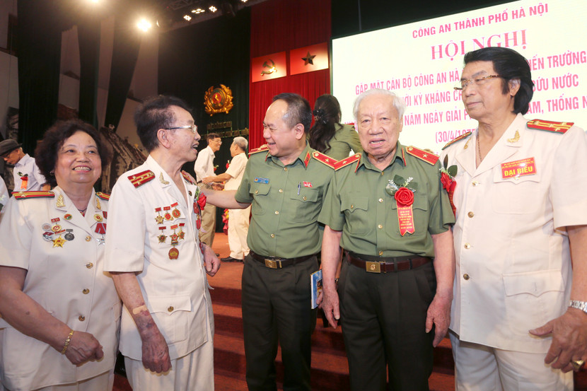 Dù đã tuổi cao sức yếu, nhưng những cán bộ Công an Thủ đô chi viện cho chiến trường miền Nam năm nào vẫn tiếp tục đồng hành cùng thế hệ Công an Hà Nội hôm nay Dù đã tuổi cao sức yếu, nhưng những cán bộ Công an Thủ đô chi viện cho chiến trường miền Nam năm nào vẫn tiếp tục đồng hành cùng thế hệ Công an Hà Nội hôm nay
