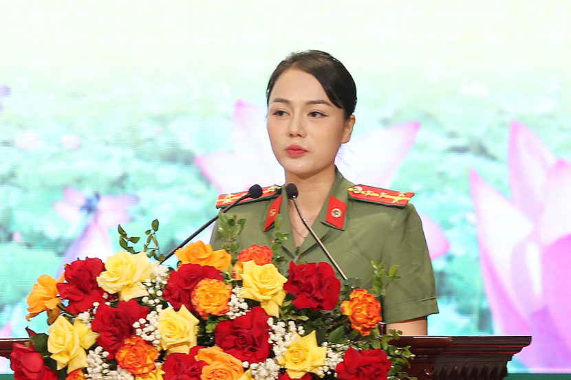 Đại uý Võ Thị Minh Trâm, cán bộ Công an Hà Nội đại diện cho thế hệ trẻ Công an Thủ đô bày tỏ tri ân sâu sắc với những sự hy sinh không tiếc máu xương của các thế hệ đi trước trong cuộc kháng chiến chống Mỹ cứu nước Đại uý Võ Thị Minh Trâm, cán bộ Công an Hà Nội đại diện cho thế hệ trẻ Công an Thủ đô bày tỏ tri ân sâu sắc với những sự hy sinh không tiếc máu xương của các thế hệ đi trước trong cuộc kháng chiến chống Mỹ cứu nước