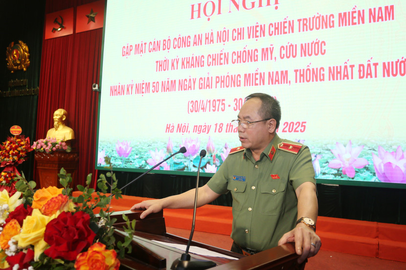 Thiếu tướng Nguyễn Thanh Tùng - Giám đốc CATP Hà Nội bày tỏ xúc động khi được gặp mặt các đồng chí là cán bộ Công an Hà Nội chi viện chiến trường miền Nam Thiếu tướng Nguyễn Thanh Tùng - Giám đốc CATP Hà Nội bày tỏ xúc động khi được gặp mặt các đồng chí là cán bộ Công an Hà Nội chi viện chiến trường miền Nam