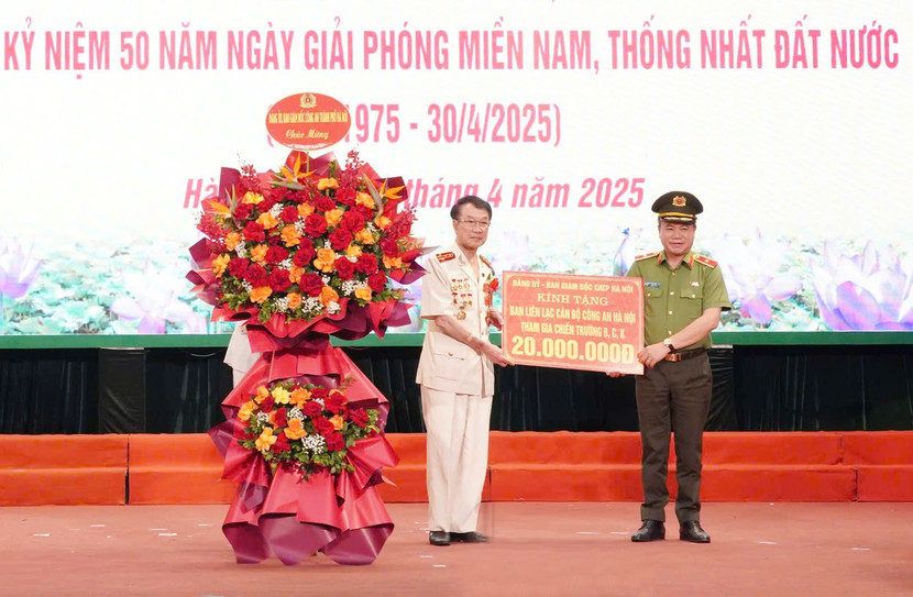 Đồng chí Giám đốc CATP Hà Nội tặng hoa cho đại diện Ban liên lạc chiến trường B, C, K Đồng chí Giám đốc CATP Hà Nội tặng hoa cho đại diện Ban liên lạc chiến trường B, C, K