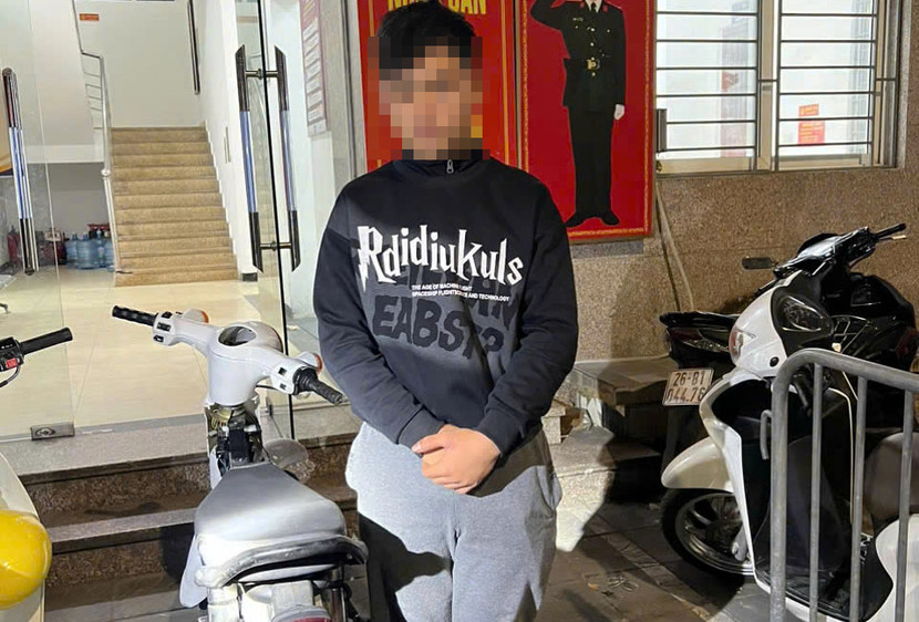 Nam thiếu niên chạy xe máy "bốc đầu" trên phố mới chỉ 16 tuổi Nam thiếu niên chạy xe máy "bốc đầu" trên phố mới chỉ 16 tuổi