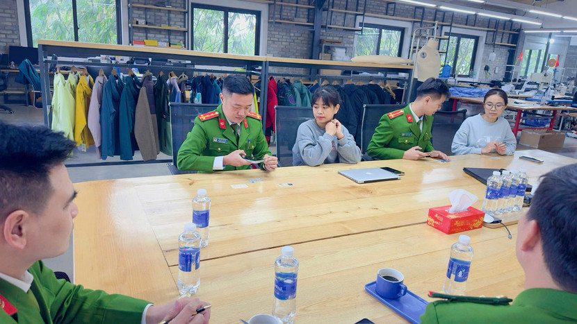 Công an các đơn vị đến từng cơ sở kinh doanh để hướng dẫn doanh nghiệp trong công tác làm sạch dữ liệu