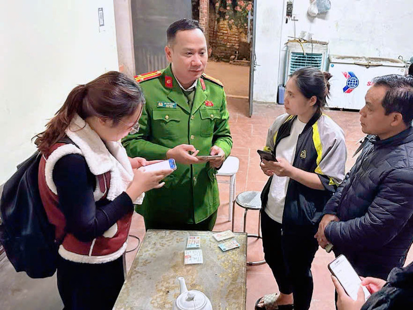 Trung tá Sái Văn Thành - Phó Trưởng Công an xã An Khánh đã trực tiếp hướng dẫn công dân cách thực hiện Trung tá Sái Văn Thành - Phó Trưởng Công an xã An Khánh đã trực tiếp hướng dẫn công dân cách thực hiện