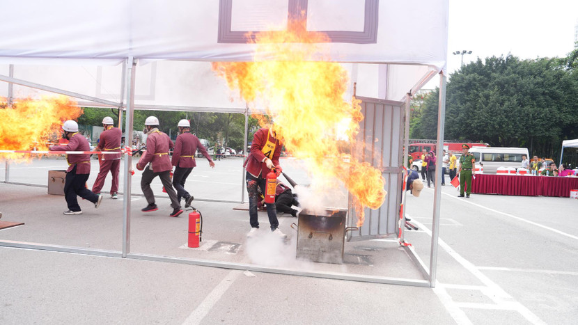 Các vận động viên tổ chức dập lửa...