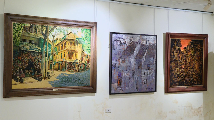 Bức "Phố tím" (ở giữa) đoạt giải cao nhất cuộc thi