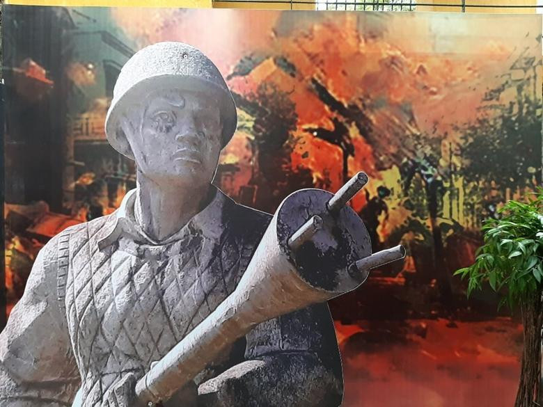 Hình ảnh người chiến sỹ quyết tử dùng bom ba càng sẵn sàng tiêu diệt xe tăng địch. Ảnh: Ban Quản lý Di tích Nhà tù Hỏa Lò