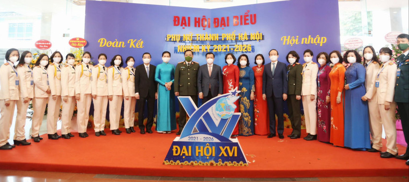 Đoàn đại biểu Phụ nữ CATP Hà Nội chụp ảnh lưu niệm với Bí thư Thành ủy Hà Nội Đinh Tiến Dũng, Chủ tịch UBND thành phố Hà Nội Chu Ngọc Anh, Chủ tịch HĐND Nguyễn Ngọc Tuấn, Giám đốc Công an Hà Nội Nguyễn Hải Trung