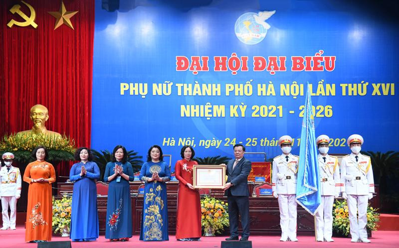 Ủy viên Bộ Chính trị, Bí thư Thành ủy Hà Nội Đinh Tiến Dũng trao Huân chương Lao động Hạng Nhất cho Hội LHPN TP Hà Nội khóa XV