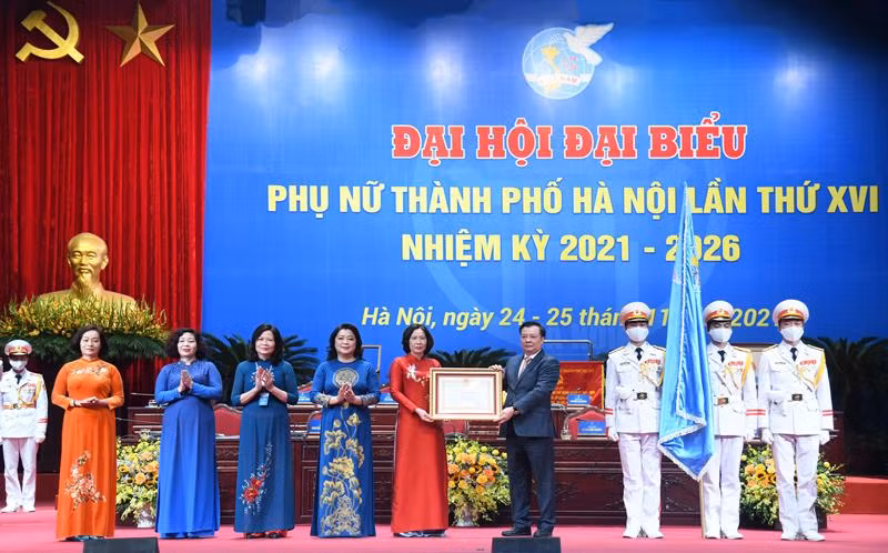 Ủy viên Bộ Chính trị, Bí thư Thành ủy Hà Nội Đinh Tiến Dũng trao Huân chương Lao động Hạng Nhất cho Hội LHPN TP Hà Nội khóa XV