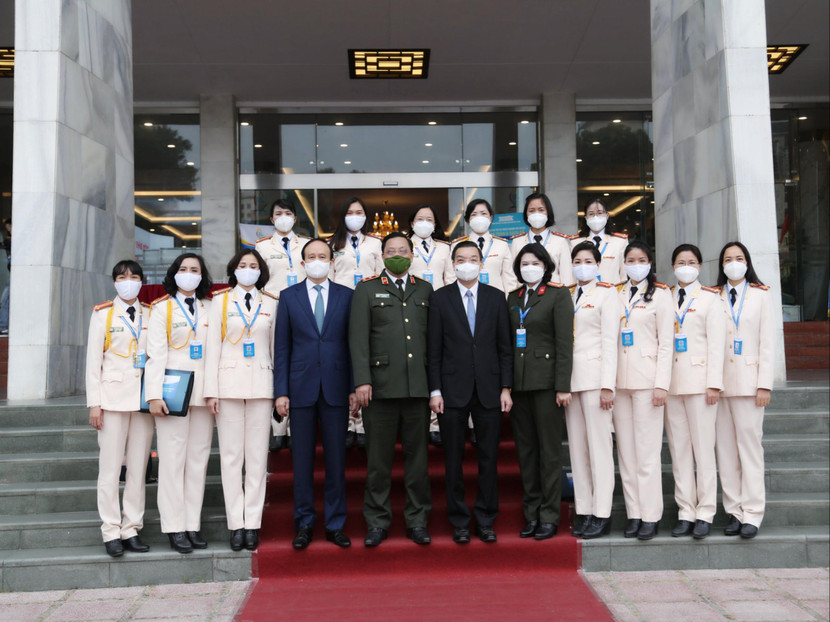 Đoàn đại biểu Phụ nữ CATP Hà Nội chụp ảnh lưu niệm với Chủ tịch UBND thành phố Hà Nội Chu Ngọc Anh, Chủ tịch HĐND Nguyễn Ngọc Tuấn, Giám đốc Công an Hà Nội Nguyễn Hải Trung