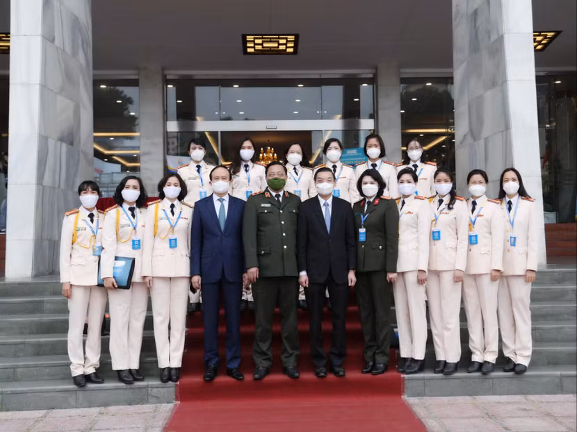 Đoàn đại biểu Phụ nữ CATP Hà Nội chụp ảnh lưu niệm với Chủ tịch UBND thành phố Hà Nội Chu Ngọc Anh, Chủ tịch HĐND Nguyễn Ngọc Tuấn, Giám đốc Công an Hà Nội Nguyễn Hải Trung