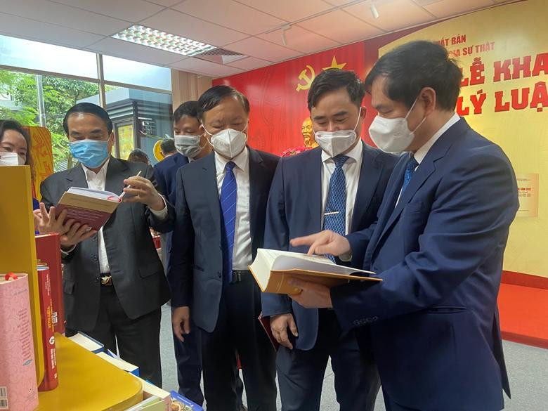 Các đại biểu tham quan trưng bày Các đại biểu tham quan trưng bày